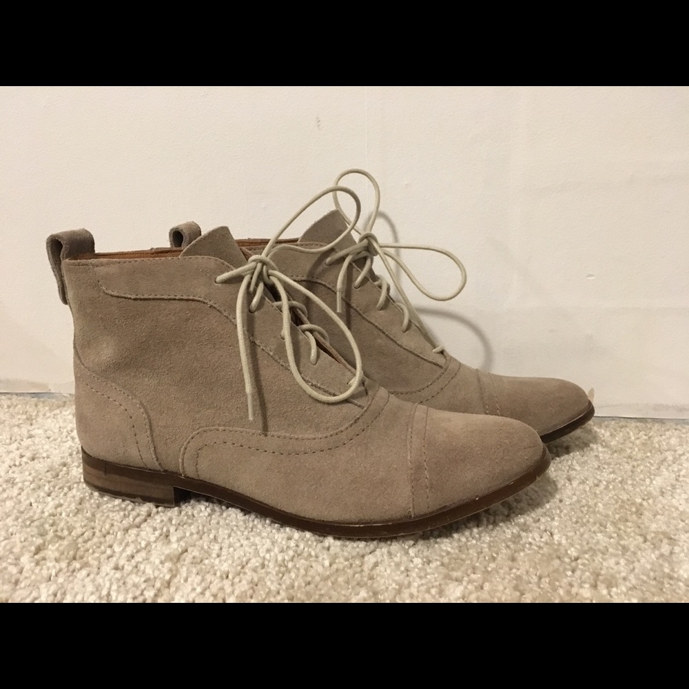Women’s short lace-up boots taupe size 6.5